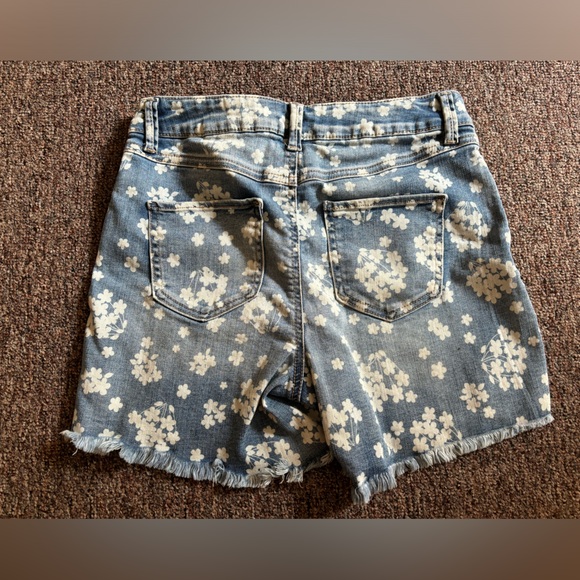Sincerely Jules size 3 denim shorts with floral pattern - Picture 2 of 2